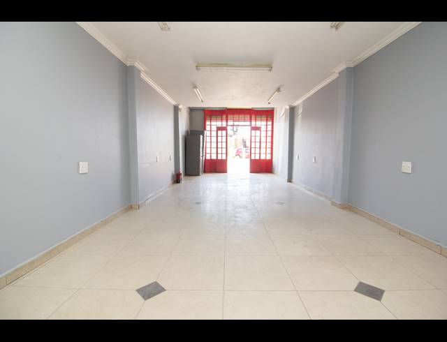 145M² RETAIL FOR SALE IN WESTCLIFF